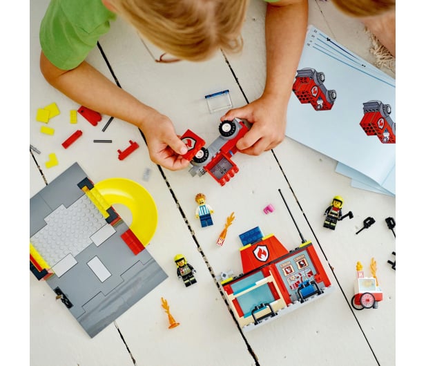 LEGO City 60375 Remiza strażacka i wóz strażacki - 1091241 - zdjęcie 6