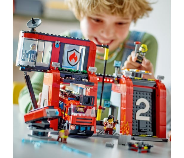 LEGO City 60414 Remiza strażacka z wozem strażackim - 1205487 - zdjęcie 8