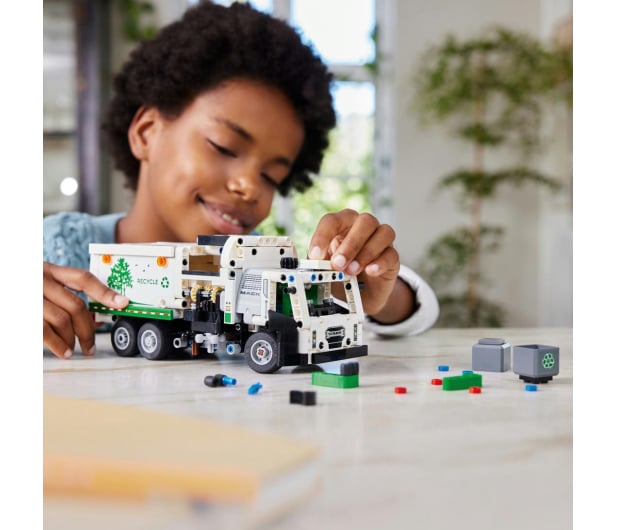 LEGO Technic 42167 Śmieciarka Mack® LR Electric - 1203599 - zdjęcie 12
