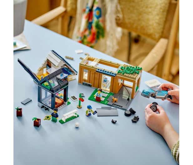 LEGO City 60398 Domek rodzinny i samochód elektryczny - 1144463 - zdjęcie 13