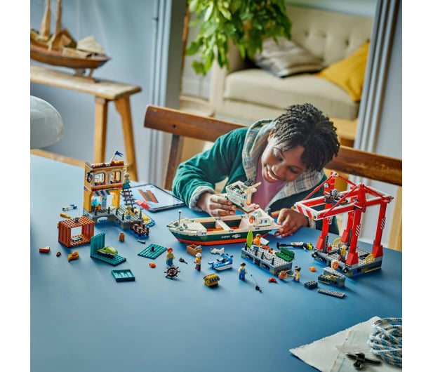 LEGO City 60422 Nadmorski port ze statkiem towarowym - 1248584 - zdjęcie 12