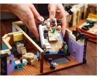 LEGO ICONS 10292 Mieszkania z serialu Przyjaciele - 1020755 - zdjęcie 11