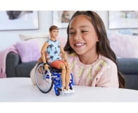 Barbie Fashonistas Ken na wózku Top w palmy - 1107830 - zdjęcie 4
